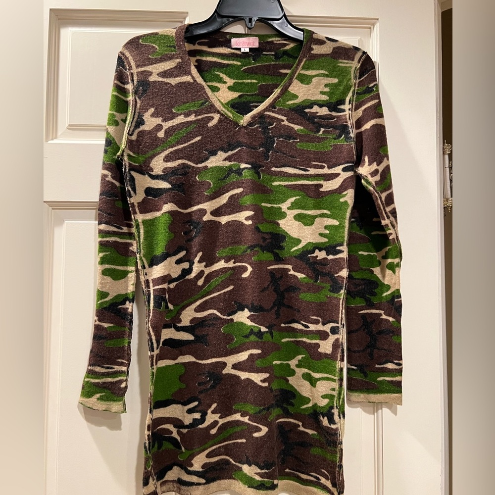 Cashmere camouflage thin v-neck sweater by Knitwit